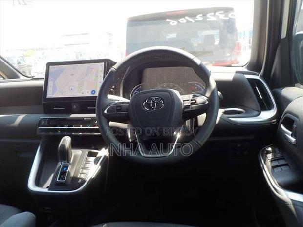 Toyota Voxy 2026 Pearl