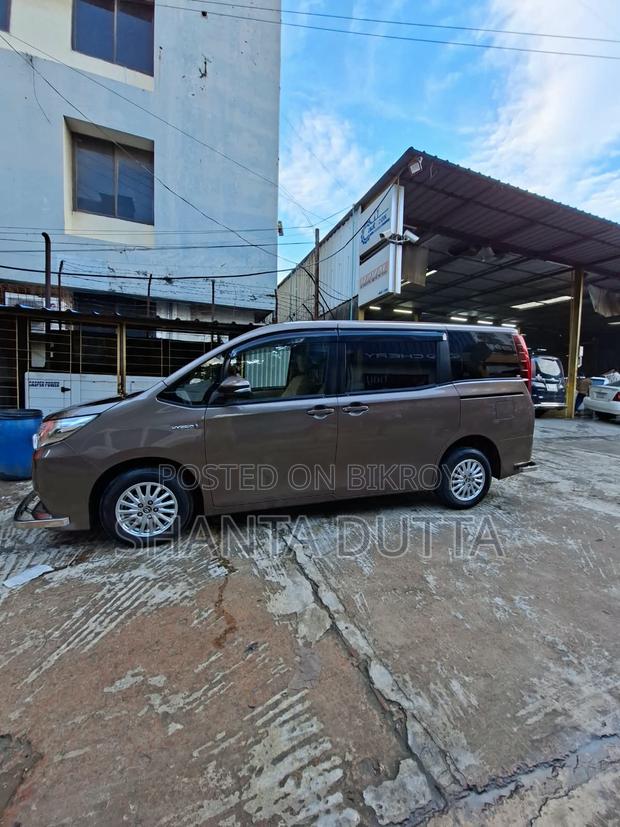 Toyota Noah 1.8 FWD Hybrid (7 seater) 2014 Brown