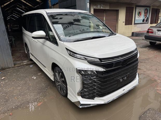 Toyota Voxy Hybrid S-Z 2WD 7-Seater 2023 Pearl