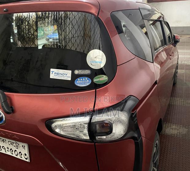 Toyota Sienta 2015 Red