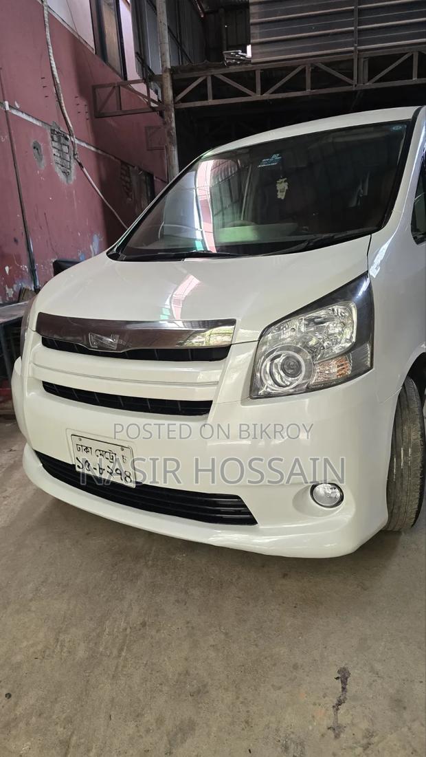 Toyota Noah 2.0 143hp AWD (8 Seater) 2009 White