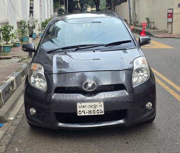 Toyota Vitz 1.0 FWD 3dr 2009 Gray