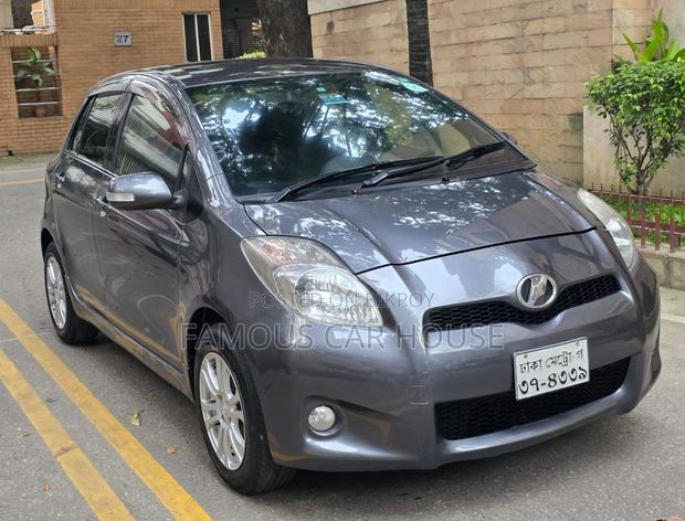 Toyota Vitz 1.0 FWD 3dr 2009 Gray