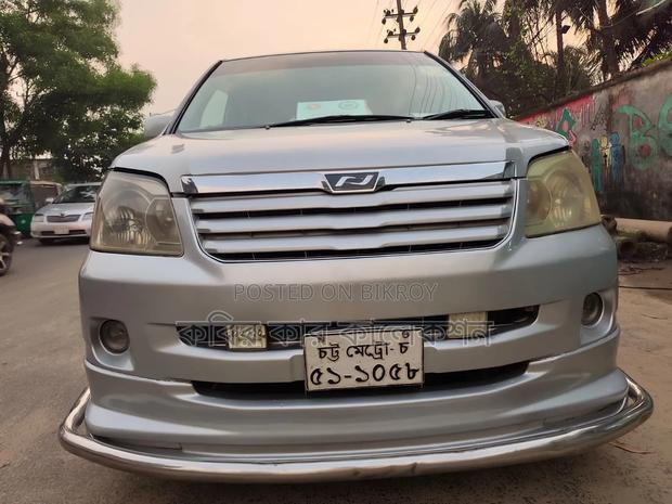 Toyota Noah 2002 Silver