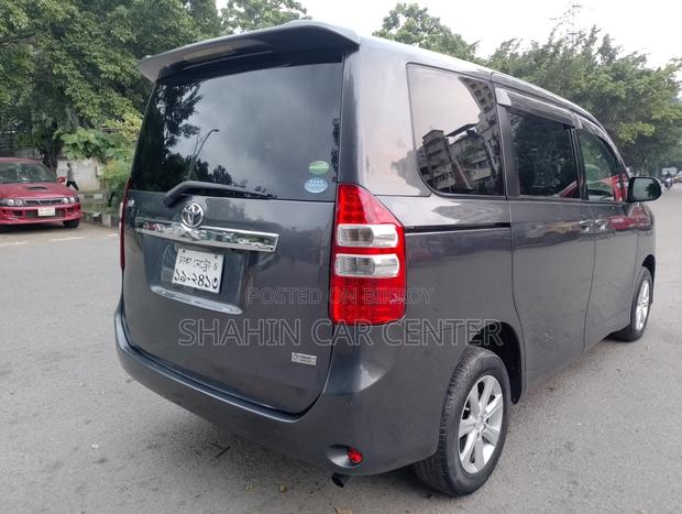 Toyota Noah 2.0 143hp AWD (7 Seater) 2012 Gray