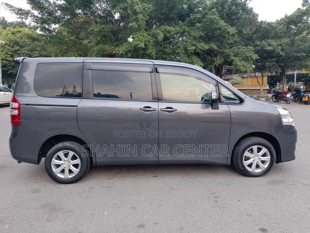 Toyota Noah 2.0 143hp AWD (7 Seater) 2012 Gray