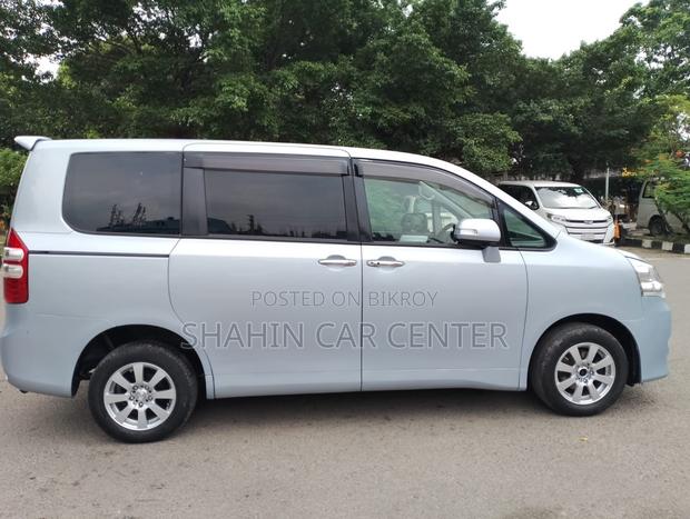 Toyota Noah 2.0 143hp AWD (7 Seater) 2010 Blue