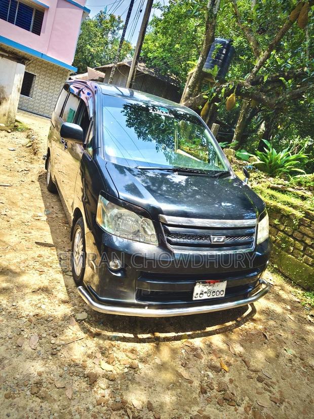 Toyota Noah 2002 Black