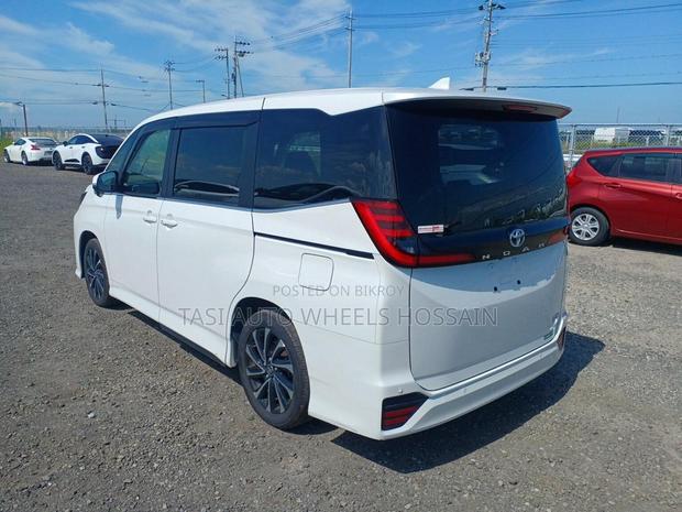 Toyota Noah 2022 Pearl