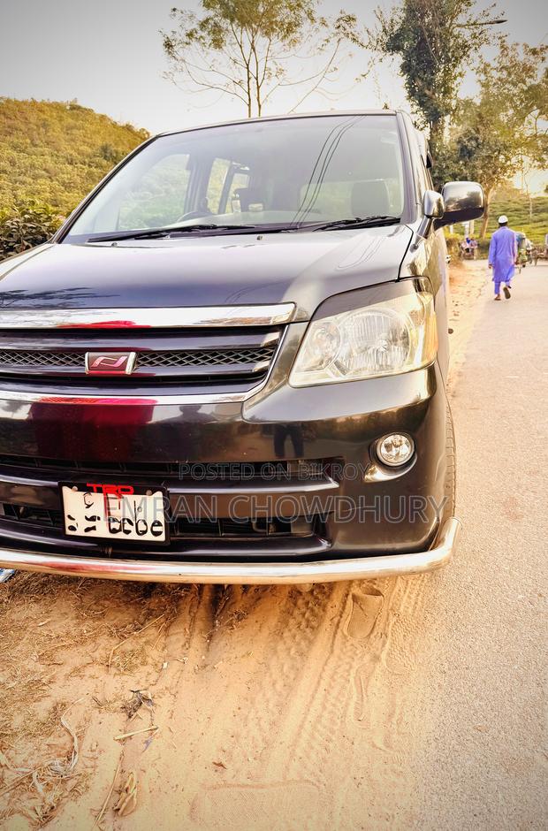 Toyota Noah 2002 Black