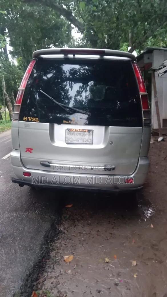 Toyota Noah 2001 Silver