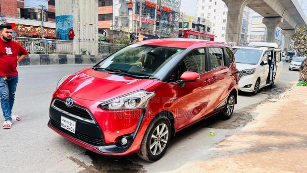 Toyota Sienta 2017 Red