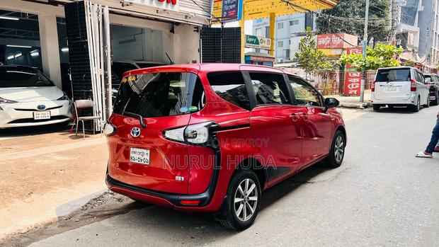 Toyota Sienta 2017 Red