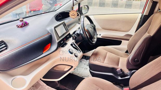 Toyota Sienta 2017 Red