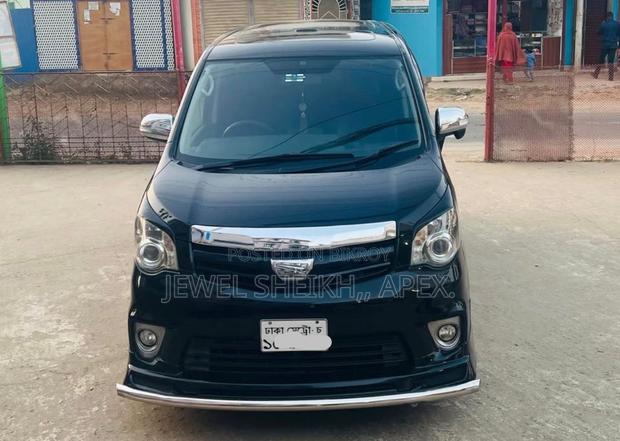 Toyota Noah 2.0 158hp FWD (8 Seater) 2011 Black