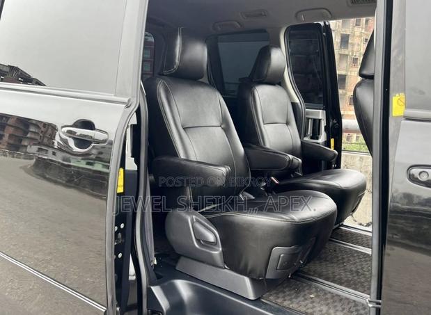 Toyota Noah 2.0 158hp FWD (8 Seater) 2011 Black
