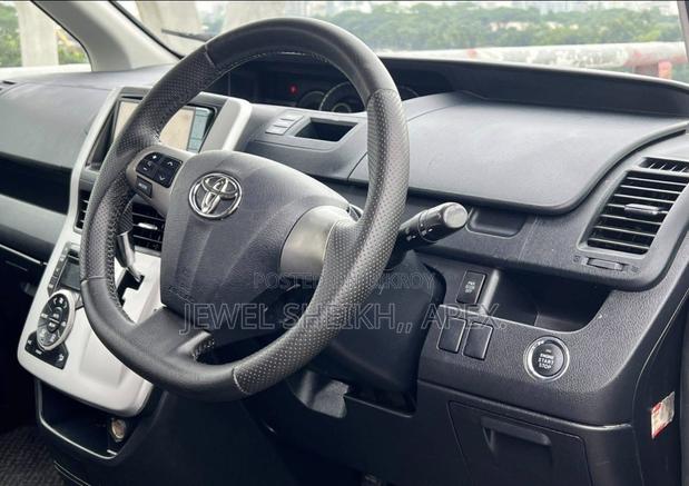 Toyota Noah 2.0 158hp FWD (8 Seater) 2011 Black