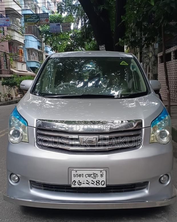 Toyota Noah 2.0 143hp AWD (7 Seater) 2011 Silver