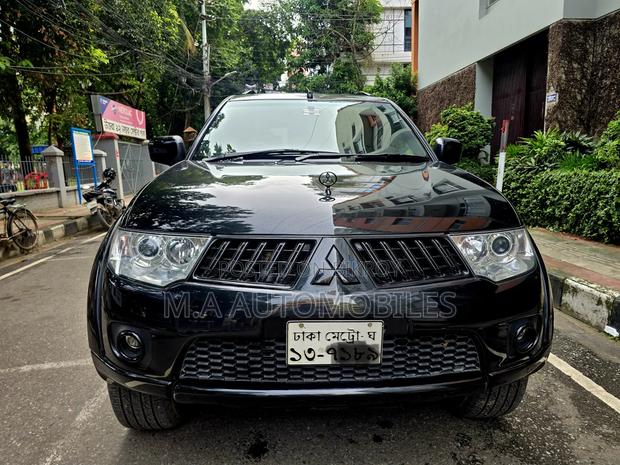Mitsubishi Pajero 2012 Black