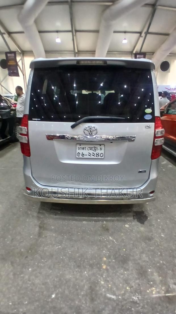 Toyota Noah 2.0 143hp AWD (7 Seater) 2011 Silver