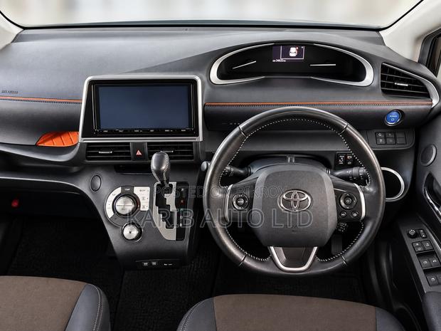 Toyota Sienta 2021 Brown