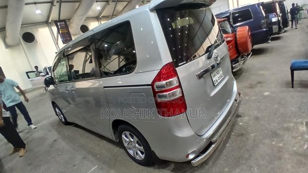 Toyota Noah 2.0 143hp AWD (7 Seater) 2011 Silver