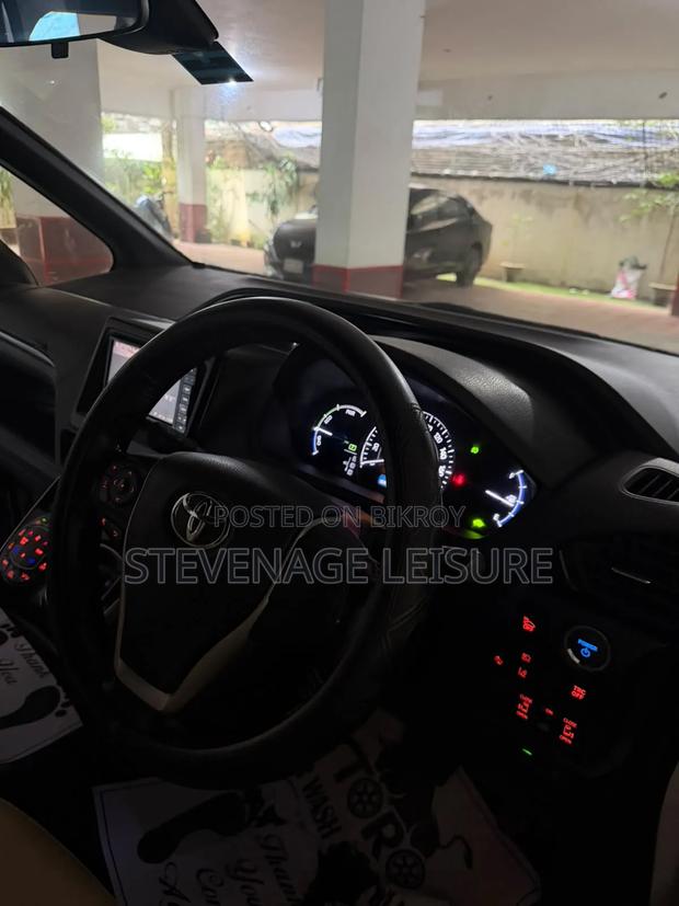 Toyota Esquire 1.8 FWD Hybrid (7 seater) 2018 Pearl