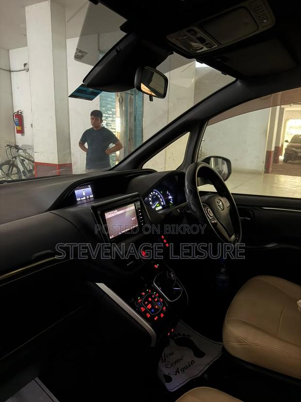 Toyota Esquire 1.8 FWD Hybrid (7 seater) 2018 Pearl