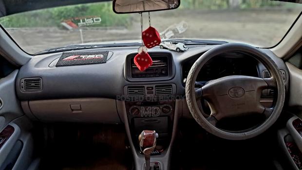 Toyota Corolla Sedan 1999 Pearl