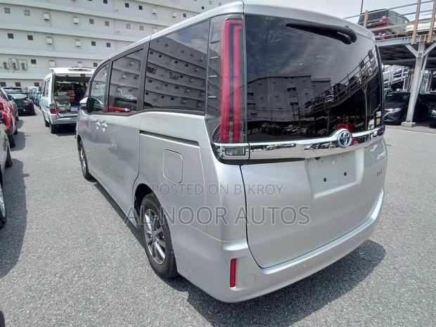 Toyota Noah 1.8 FWD Hybrid (7 seater) 2021 Silver