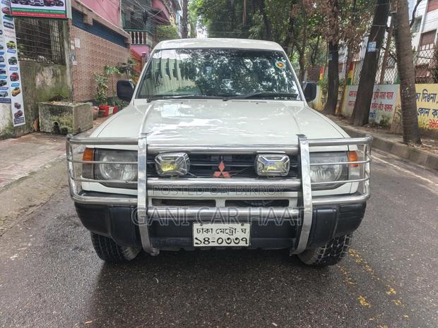 Mitsubishi Pajero 2.0 Pininfarina Automatic 2001 White