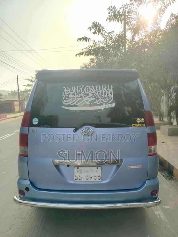 Toyota Noah 2005