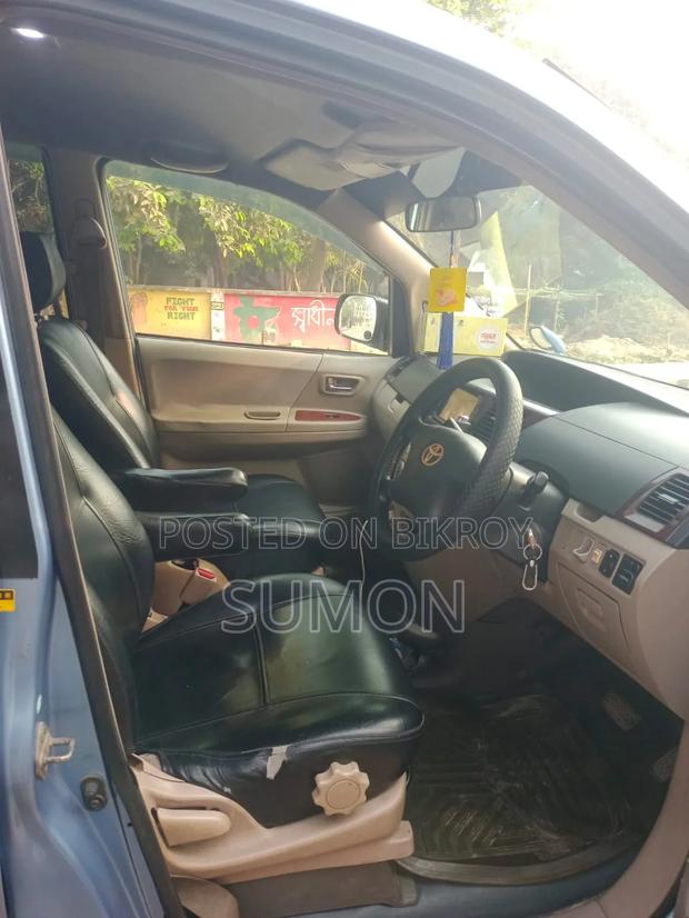 Toyota Noah 2005