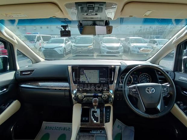 Toyota Alphard 2022 Pearl