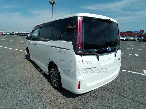 Toyota Esquire 1.8 FWD Hybrid (7 seater) 2021 Pearl