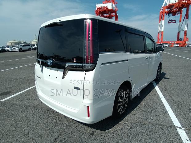 Toyota Esquire 1.8 FWD Hybrid (7 seater) 2021 Pearl
