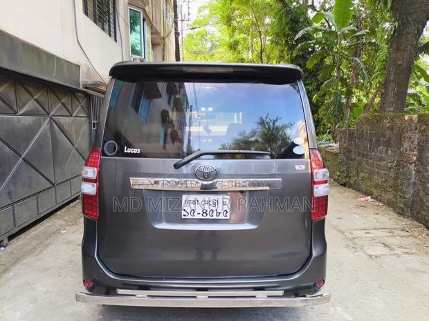 Toyota Noah 2.0 143hp AWD (7 Seater) 2009 Gray