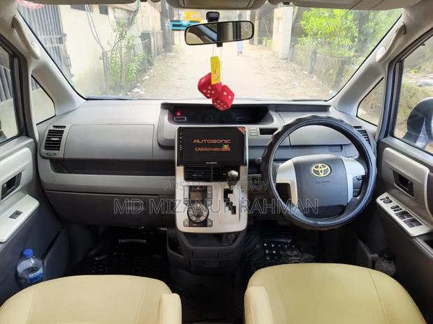 Toyota Noah 2.0 143hp AWD (7 Seater) 2009 Gray
