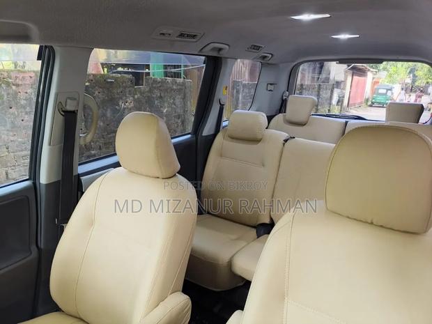Toyota Noah 2.0 143hp AWD (7 Seater) 2009 Gray