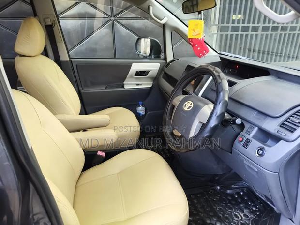 Toyota Noah 2.0 143hp AWD (7 Seater) 2009 Gray