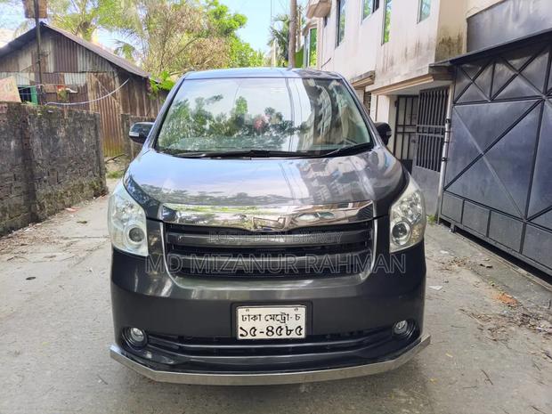 Toyota Noah 2.0 143hp AWD (7 Seater) 2009 Gray