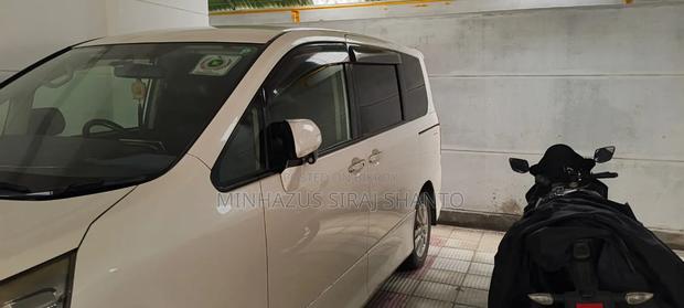 Toyota Noah 2.0 143hp AWD (7 Seater) 2012 Pearl
