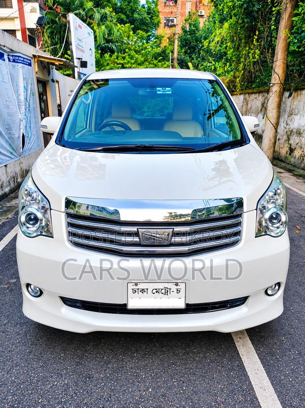 Toyota Noah 2.0 143hp FWD (8 Seater) 2012 Pearl