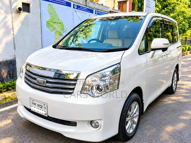 Toyota Noah 2.0 143hp FWD (8 Seater) 2012 Pearl