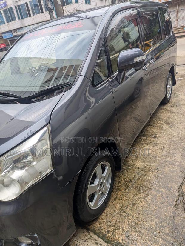 Toyota Noah 2.0 143hp AWD (8 Seater) 2012 Gray