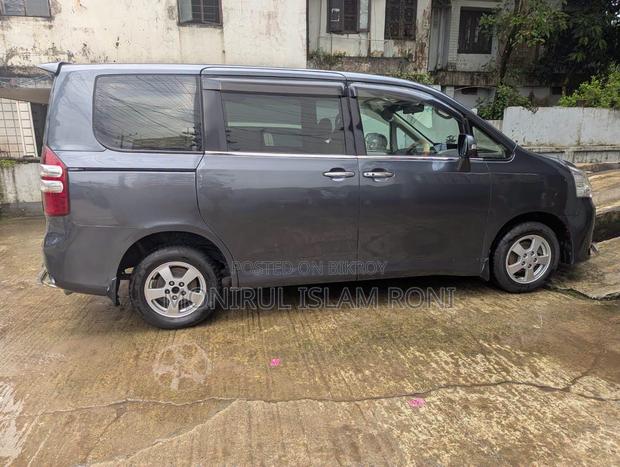 Toyota Noah 2.0 143hp AWD (8 Seater) 2012 Gray