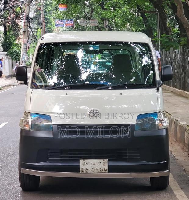 Toyota Noah 2.0 143hp AWD (8 Seater) 2010 White