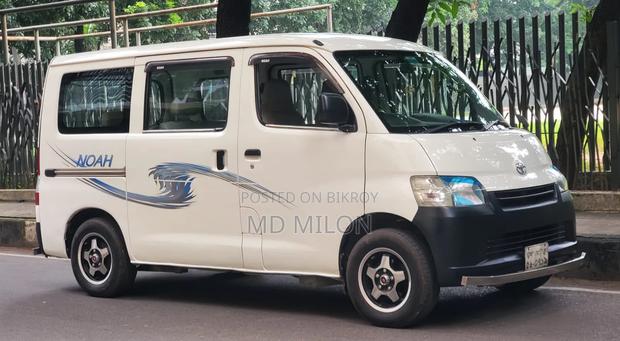 Toyota Noah 2.0 143hp AWD (8 Seater) 2010 White
