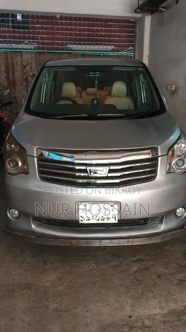 Toyota Noah 2.0 143hp AWD (7 Seater) 2012 Silver