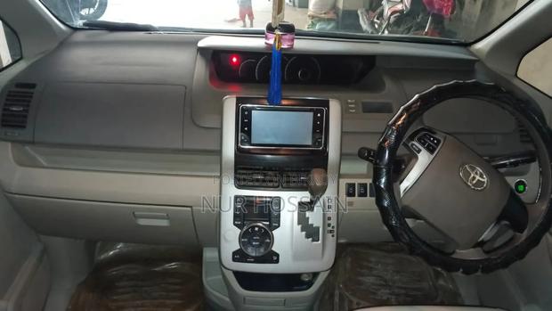 Toyota Noah 2.0 143hp AWD (7 Seater) 2012 Silver